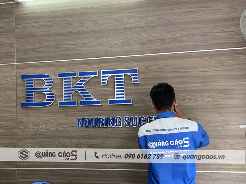 Vách logo công ty cổ phần BKT tại Hà Nội