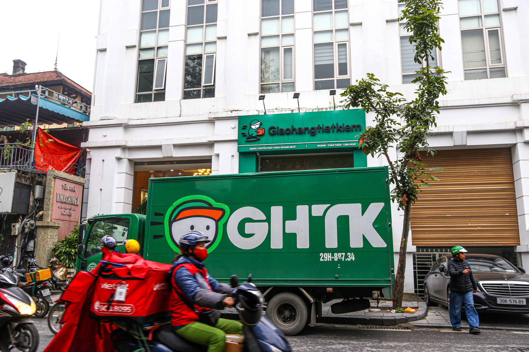 Nhà kho ra mặt tiền, cửa hàng chui vào ngõ tại những con phố trung tâm, có giá thuê trăm triệu đồng mỗi tháng
