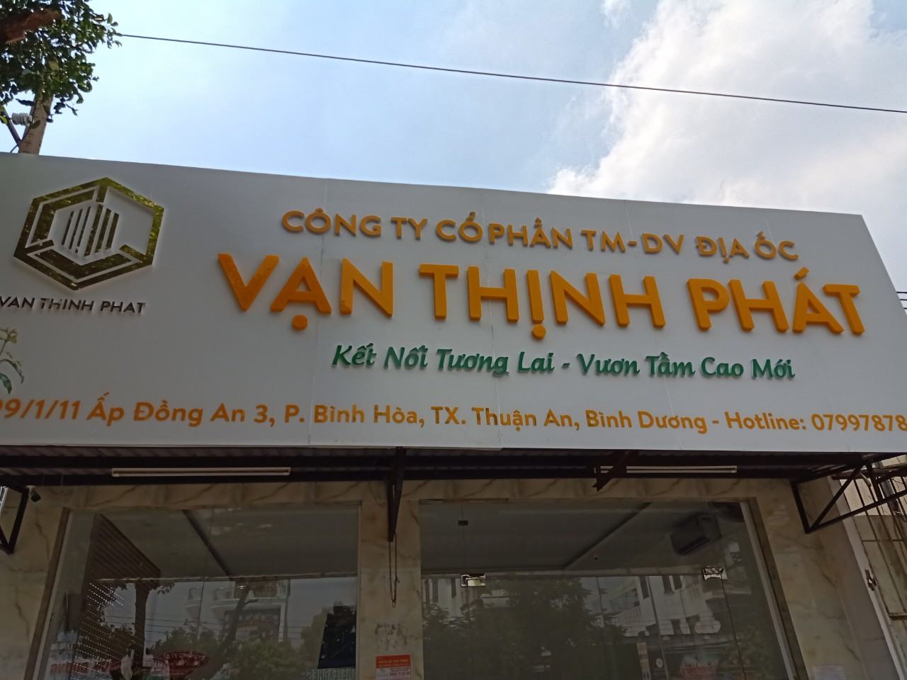 Thi công bảng hiệu alu chữ nổi mica giá rẻ Bình Dương