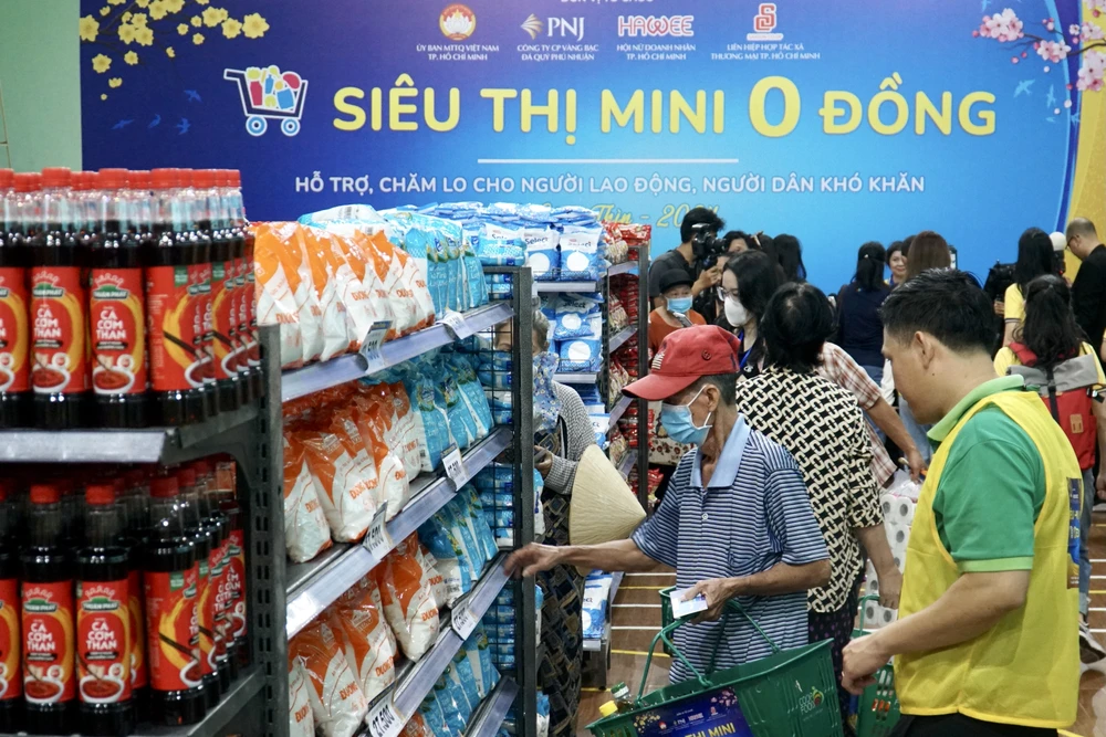 TP.HCM Hơn 15.000 người dân được vui Tết nhờ "Siêu thị mini 0 đồng"