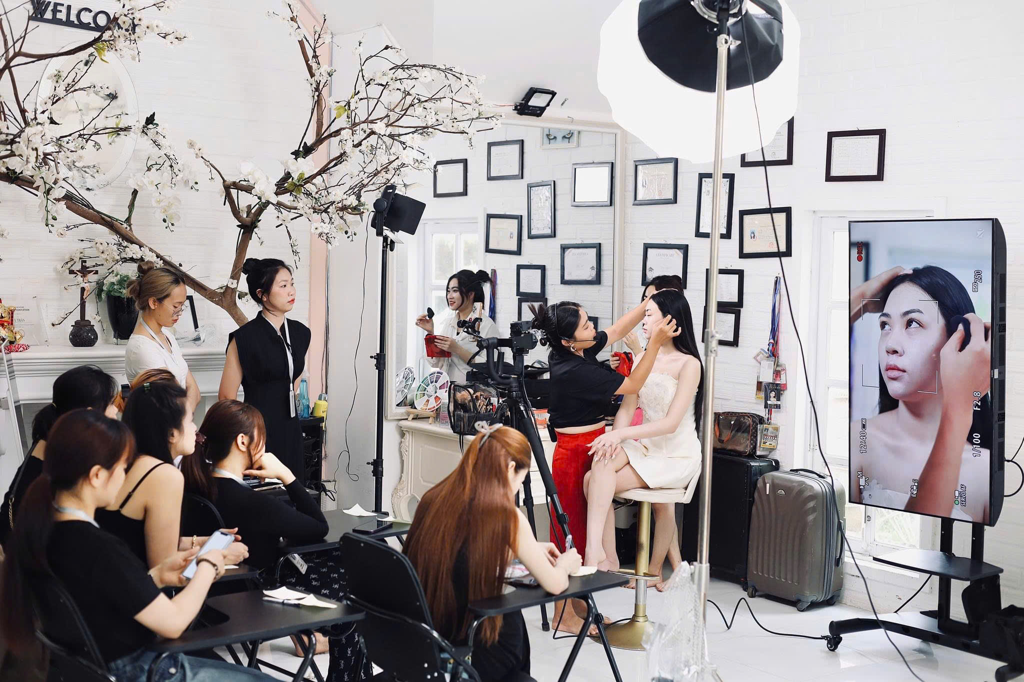 Tiny Trần Makeup Academy đồng hành cùng các thí sinh Hoa hậu Doanh nhân Quốc gia Việt Nam 2025 - Tổng hợp 24h