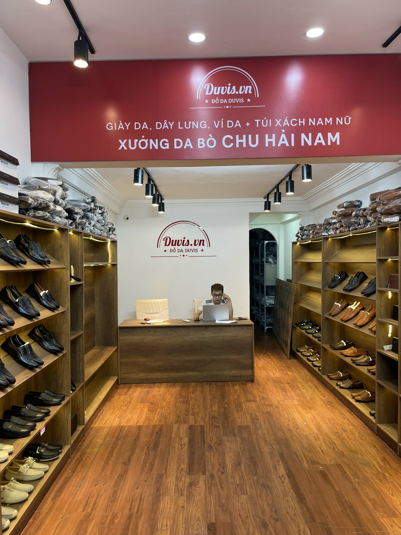 Top 9 cửa hàng giày da bò nam cao cấp chính hãng
