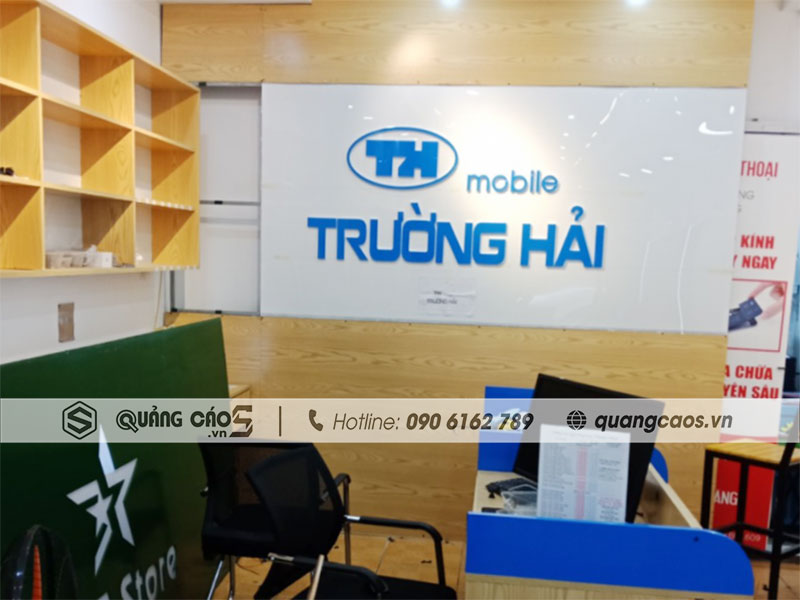Vách logo cửa hàng điện thoại Trường Hải Mobile