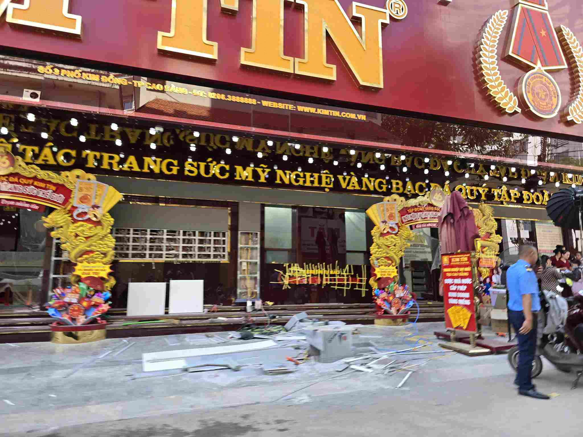 Tiệm vàng lớn nhất Cao Bằng mang vàng ra vỉa hè bán