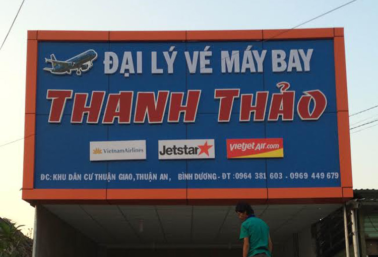 bảng hiệu bán vé máy bay