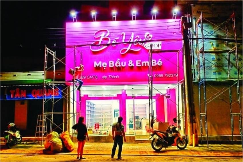 bảng hiệu màu hồng