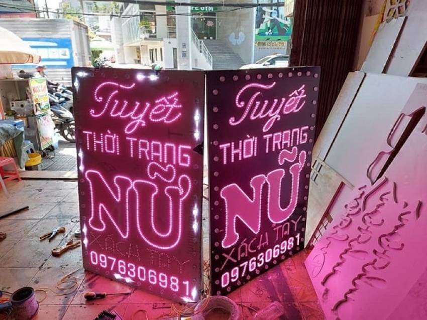 biển quảng cáo màu hồng