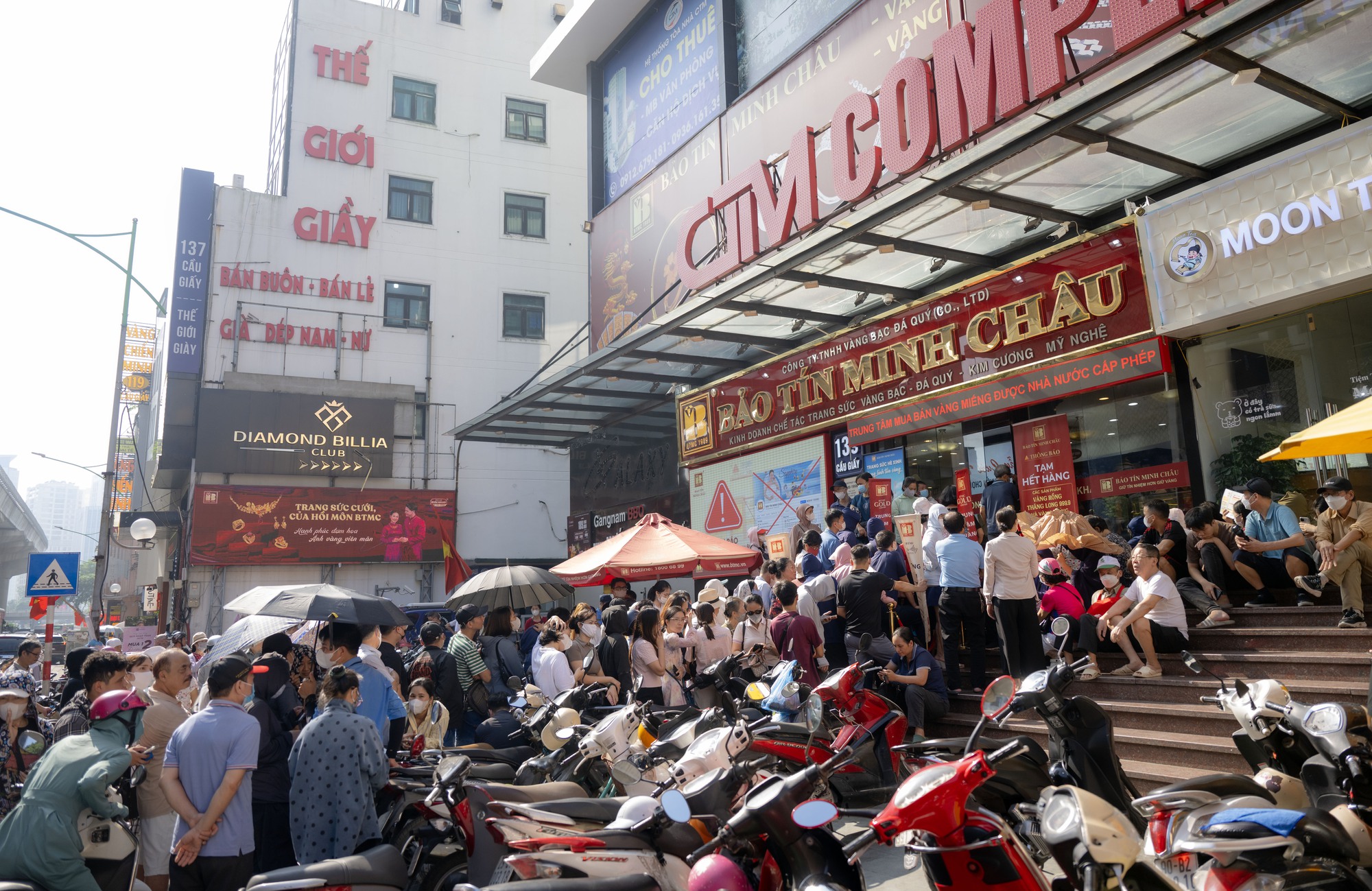 Cảnh tượng lạ lùng tại cửa hàng vàng hot nhất Hà Nội ngày hôm nay