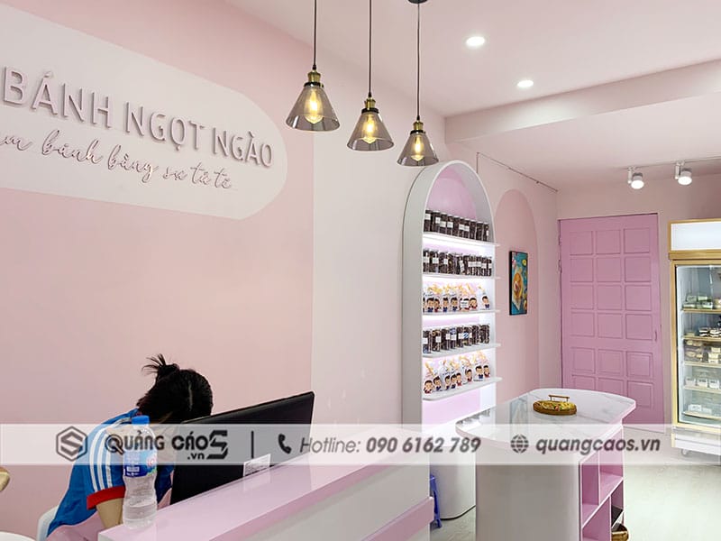 Vách quầy thanh toán tiệm bánh ngọt Huyền Thu Vũ